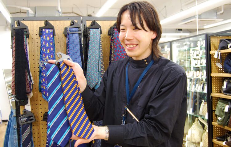 ネクタイを紹介するスタッフ