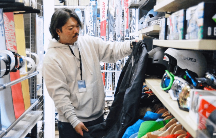 店内で商品を手に取るスタッフ