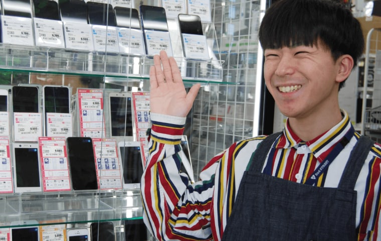 スマホを紹介するスタッフ