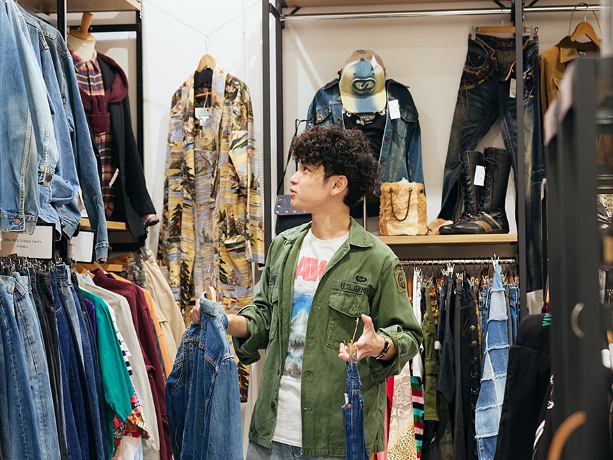 梅田店にはデニムなどのアイテムも充実している