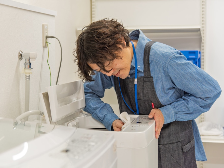 買取した家電は丁寧にクリーニングし店頭へ