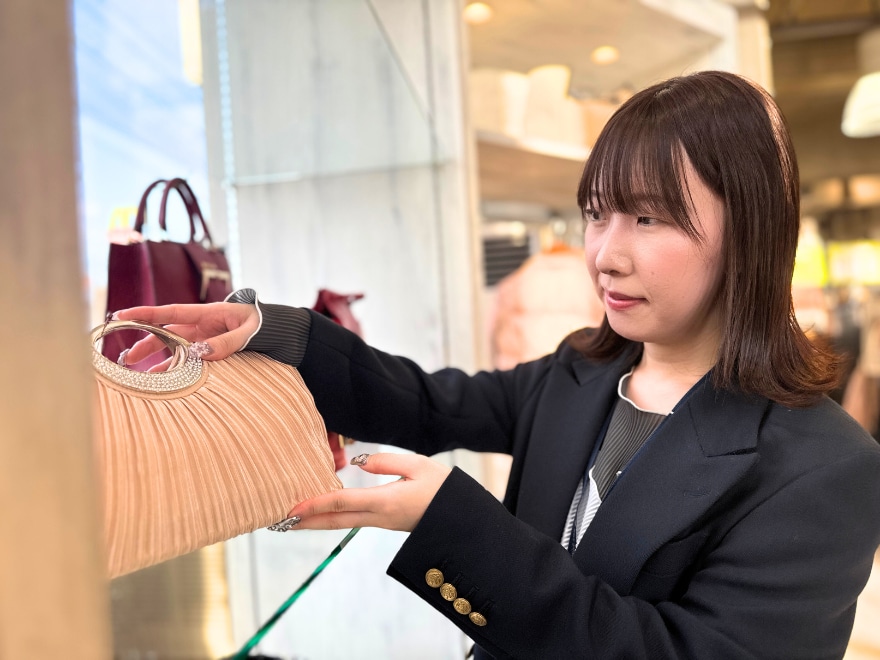 オケージョンにピッタリなバッグを選ぶ金子店長