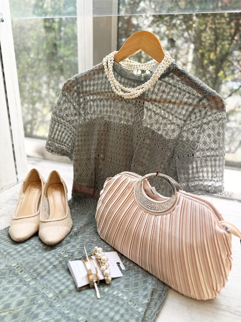 小物を上手に取り入れたお呼ばれコーデ