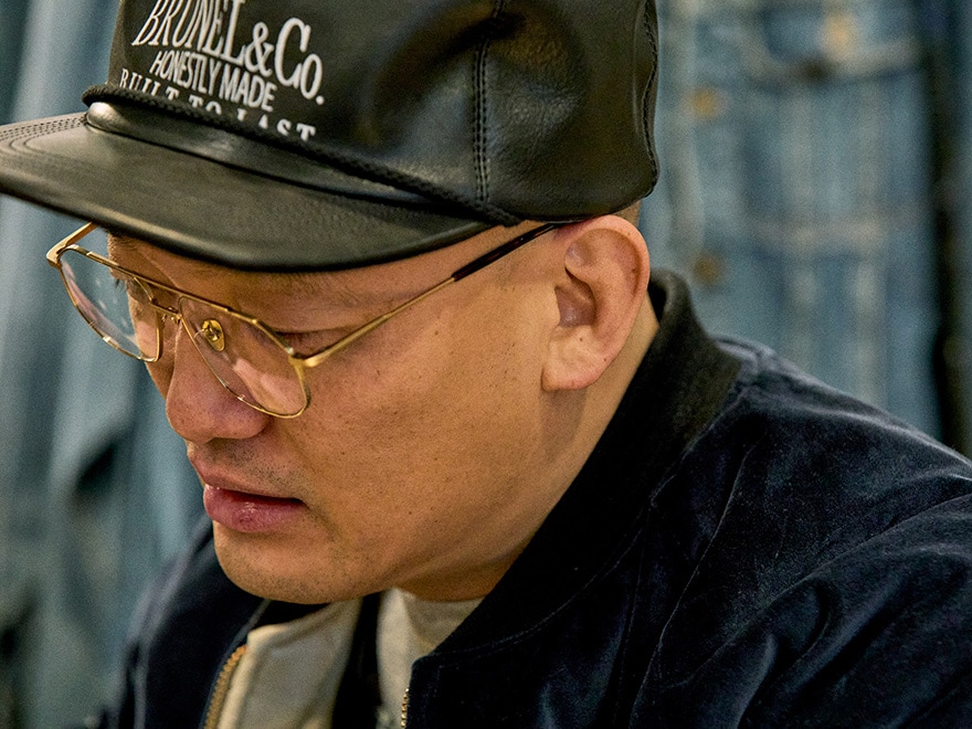 「今日は頭と足元をブラックのレザーで引き締めてみました」と話すみなみかわさん