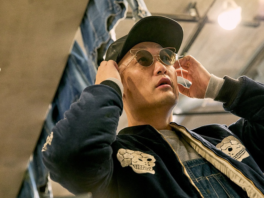 個性的なメガネを試着するみなみかわさん