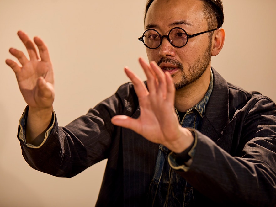 セカンドストリートの管理システムについて説明する担当者