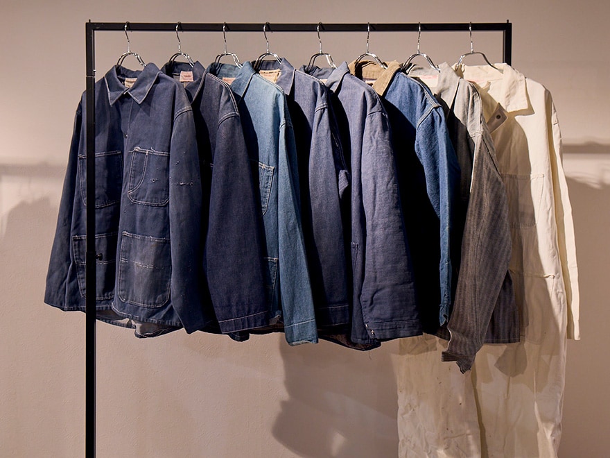 シリーズアイテムのバックストーリーを語る阿部さん