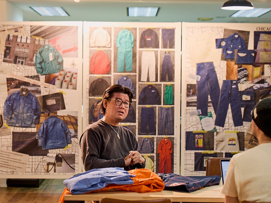 販売価格について説明する阿部さん