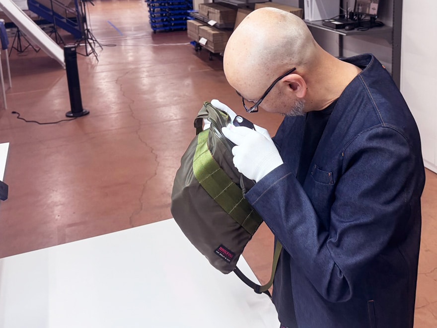 ルーペを使い、状態を確認