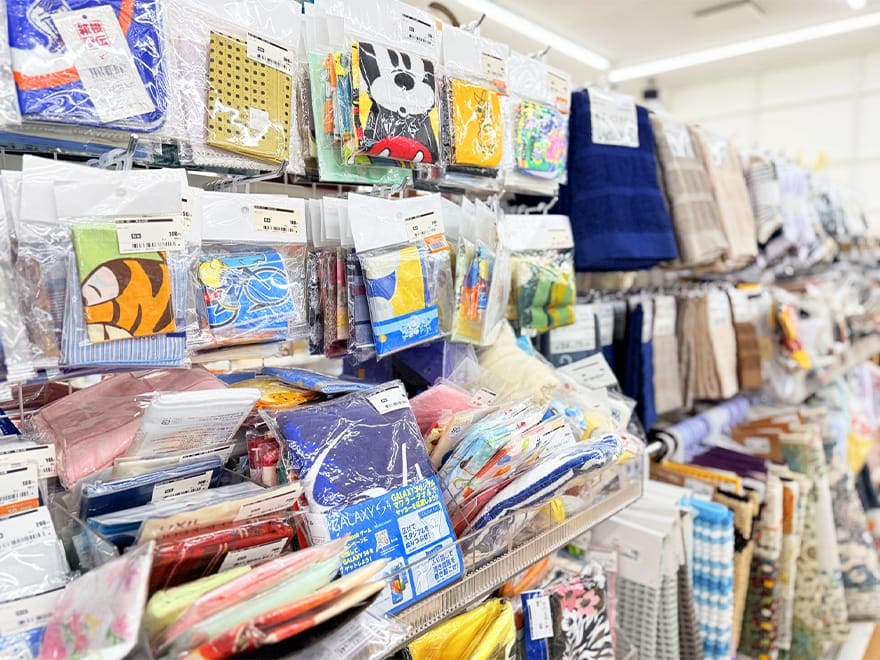 生活雑貨売場に並ぶタオルやギフト