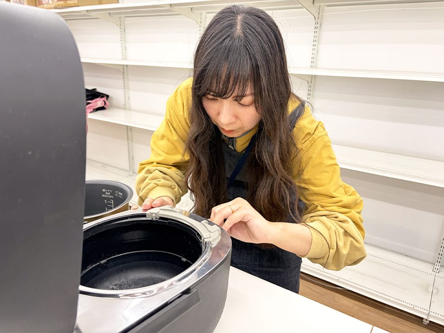炊飯器を査定する様子
