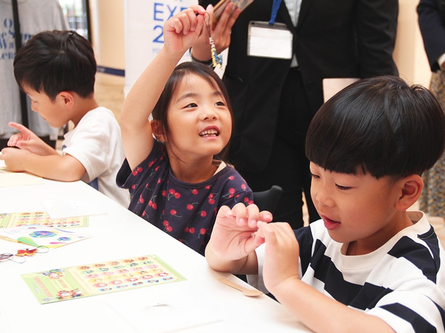 横浜市のワークショップ「だれでもエコたいけん」を体験する子ども達