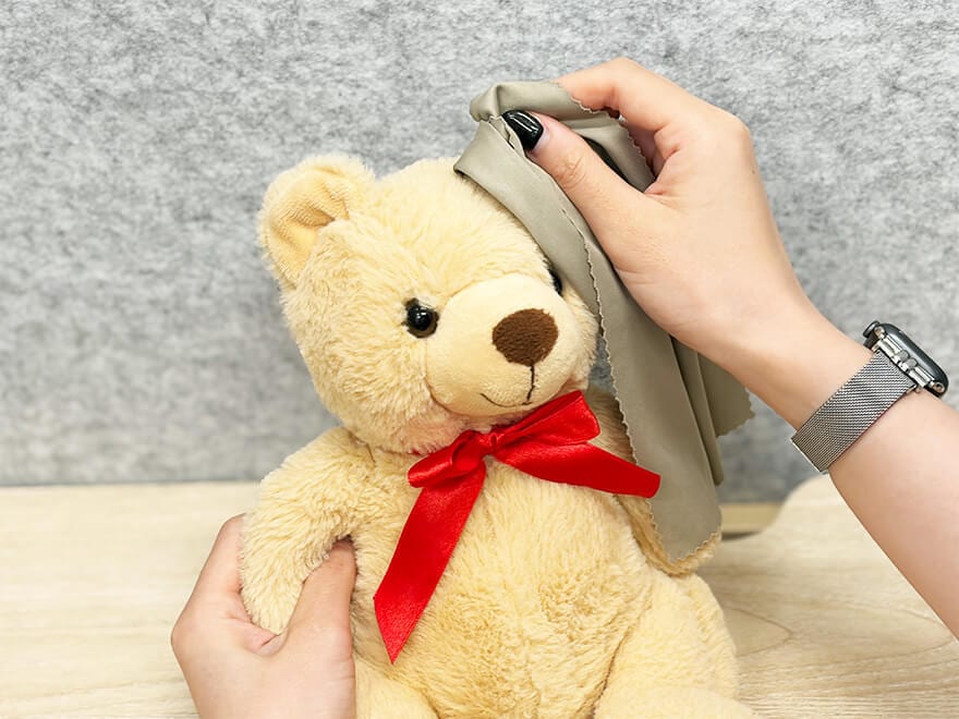 ぬいぐるみをお手入れする様子