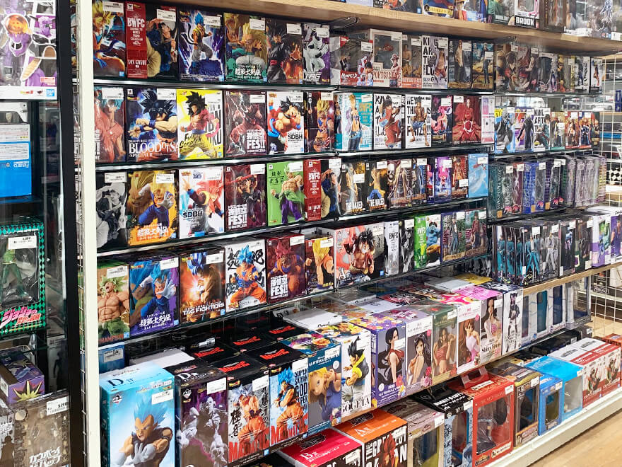 アニメやコミックのフィギュアが並ぶ売場