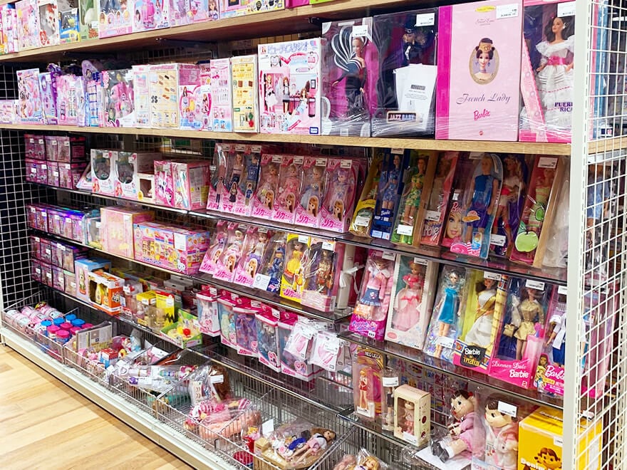 着せ替え人形が並ぶ売場